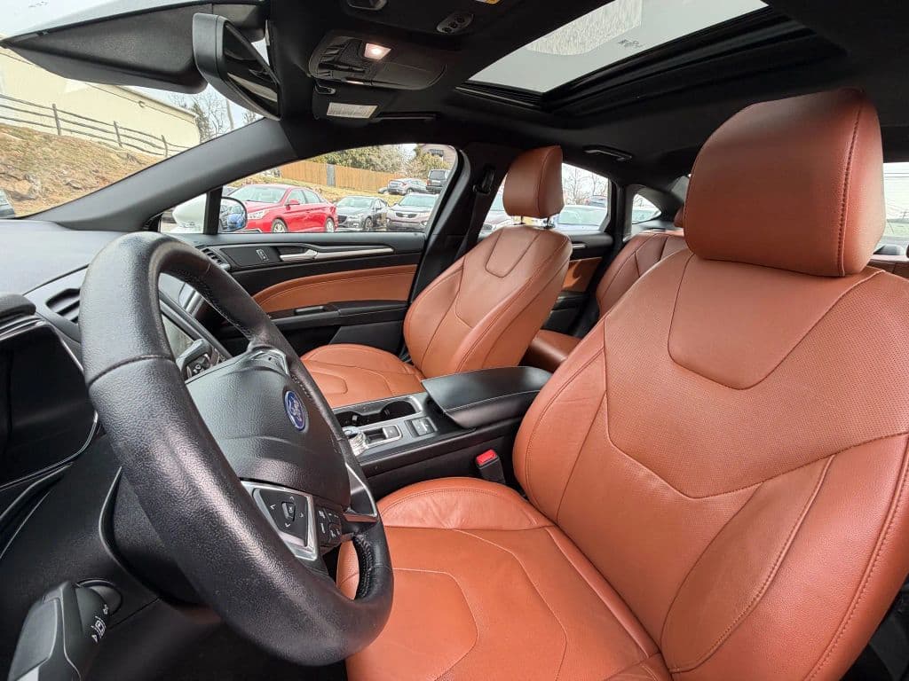 Image 18 of car 2020 Ford Fusion Plug-in Hybrid