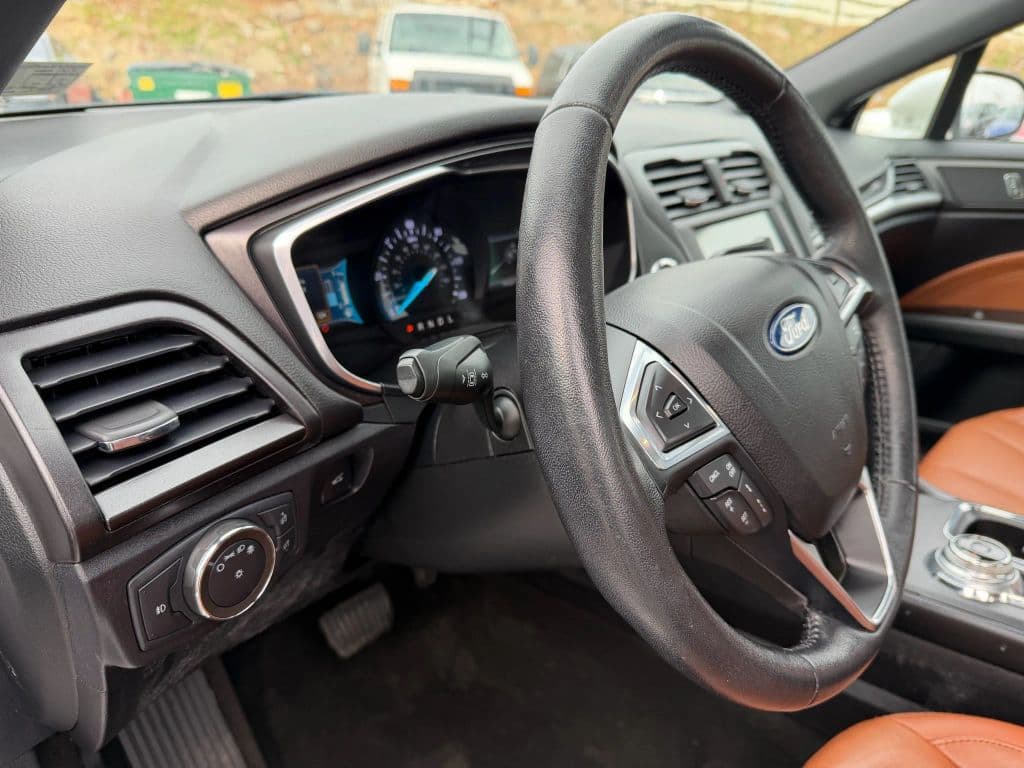 Image 17 of car 2020 Ford Fusion Plug-in Hybrid