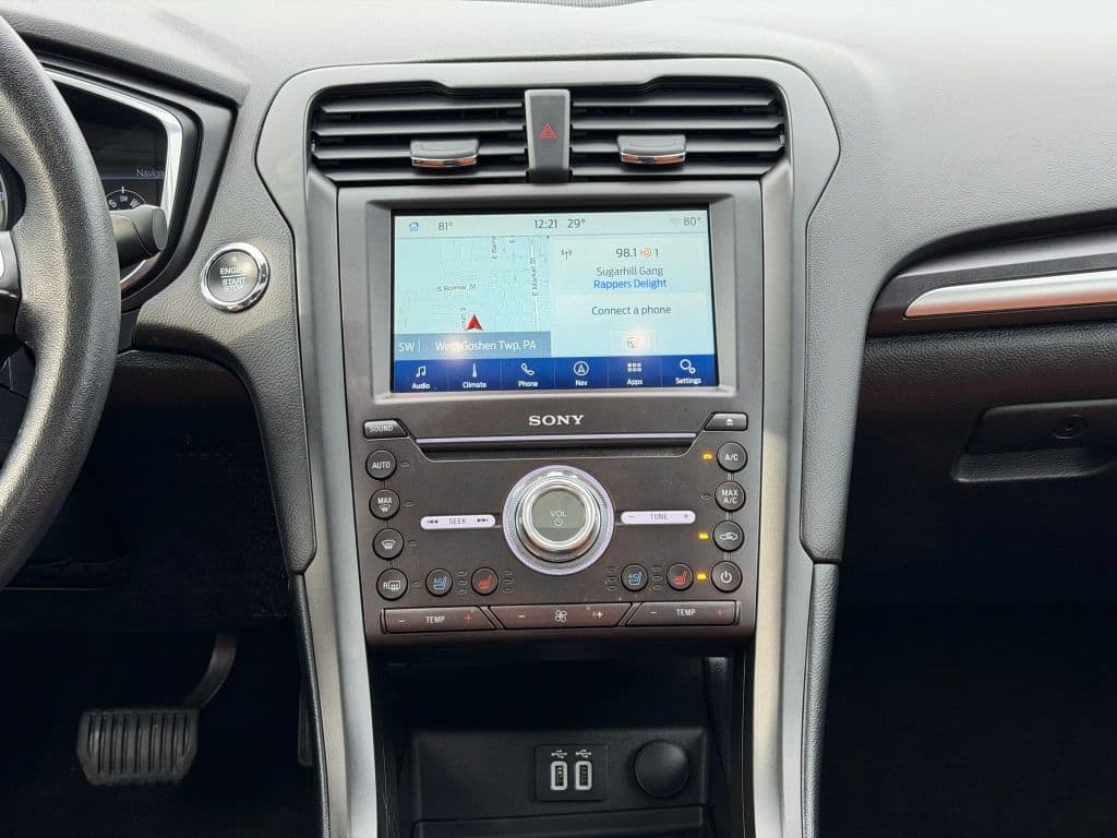 Image 15 of car 2020 Ford Fusion Plug-in Hybrid