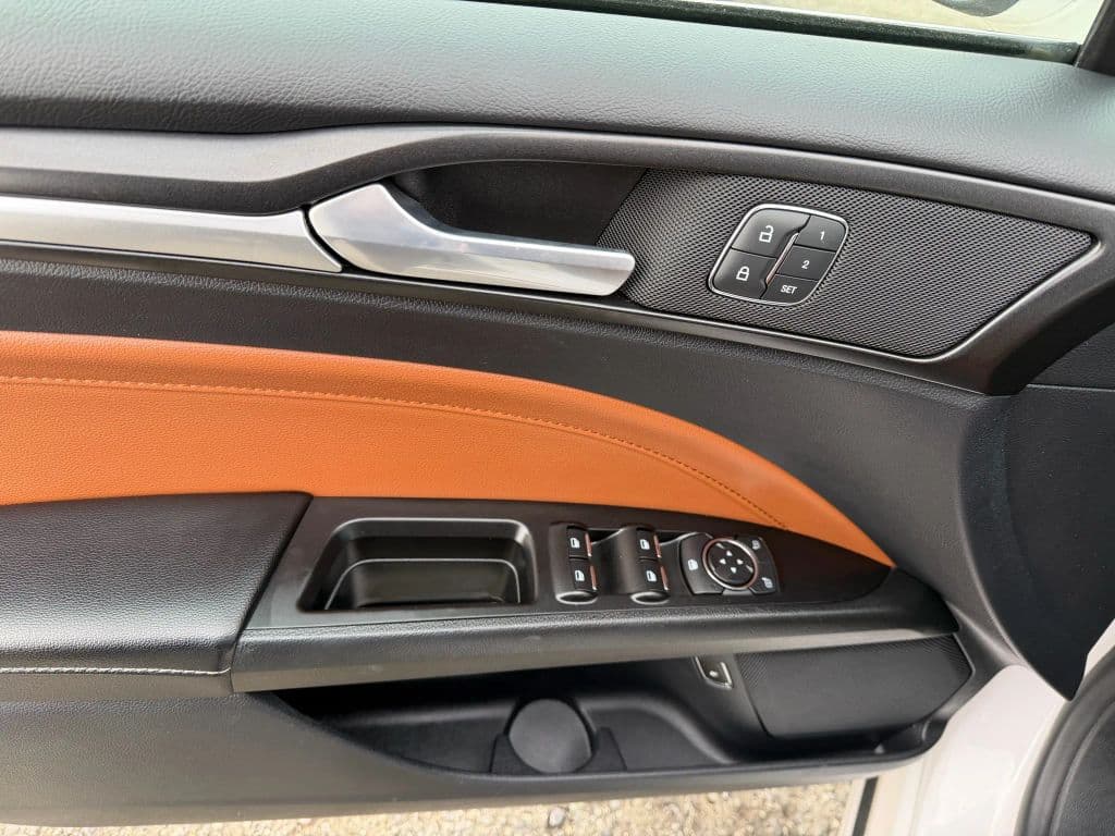 Image 19 of car 2020 Ford Fusion Plug-in Hybrid